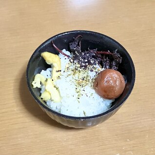 簡単☆切り干し大根と梅干しのせご飯